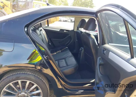 2012 Volkswagen Jetta Sel z USA, uszkodzony, nr VIN 3VWGX7AJ8CM404608